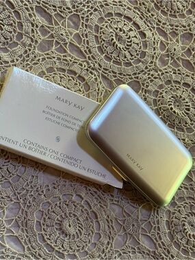 Mary Kay Compact (Empty) w/Mirror for YOUR Cream To Powder Foundation